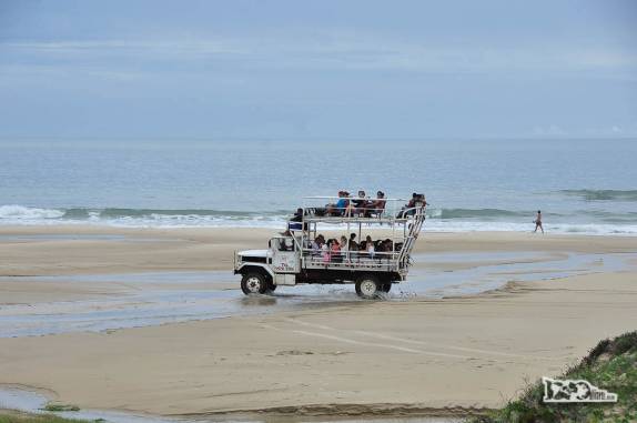 A cada meia hora, novo caminhão com turistas chega a Cabo Polonio, no litoral do Uruguai